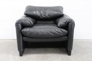 Sublime Handsome Cassina "675 Maralunga" Armchair in Jet Black Leather