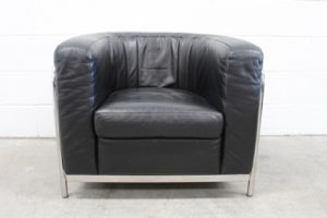 Rare Impeccable Zanotta "Onda" Armchair in Jet Black Leather and Chrome