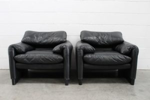 Sublime Handsome Pair of Cassina "675 Maralunga" Armchairs in Jet Black Leather