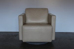 Immaculate Sublime Walter Knoll "Nelson 605" Rotating Armchair in Cream Leather