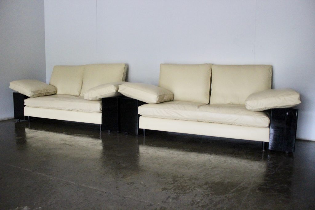 Superb Immaculate Pair Of Aram Eileen Gray Lota Sofas In Cream Leather Lord Browns